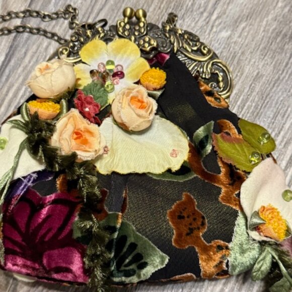 Beautiful Mary Frances Vintage Style Small Floral Purse with Shoulder Chain - Picture 5 of 7